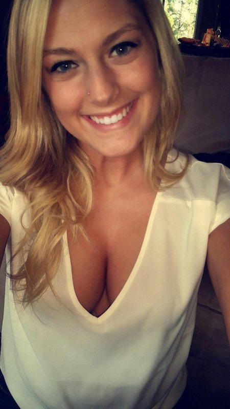 Блондинка селфи