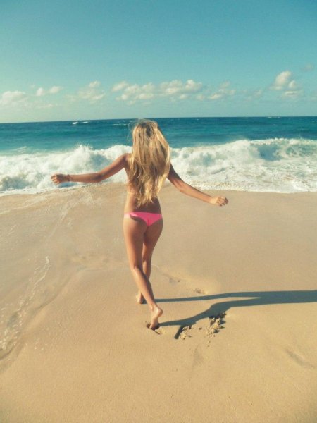 Девушка на пляже