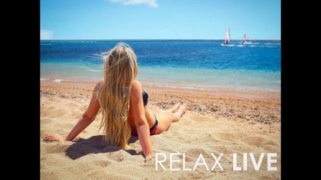 Блондинка со спины на пляже