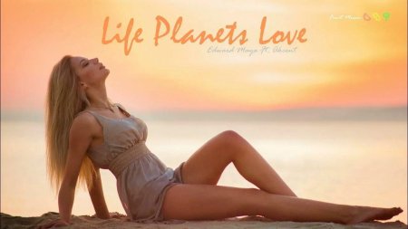 Блондинка позирует на берегу