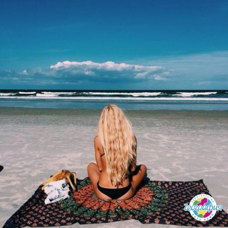 Блондинка на море