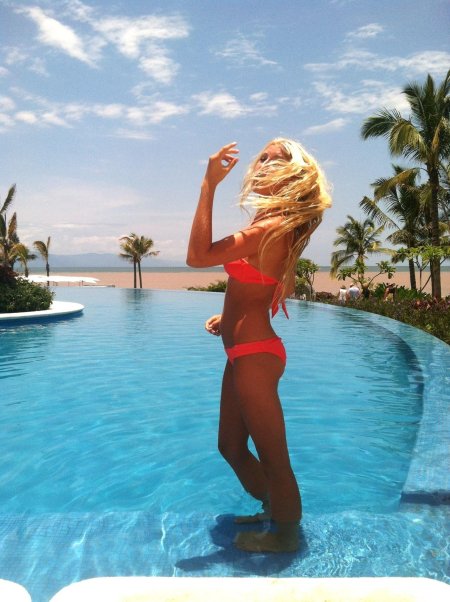 Блондинка в бассейне