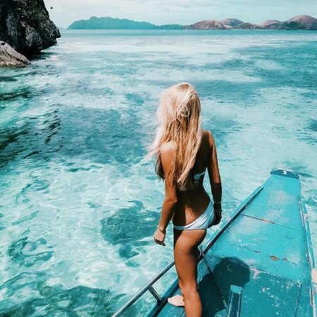 Блондинка на море