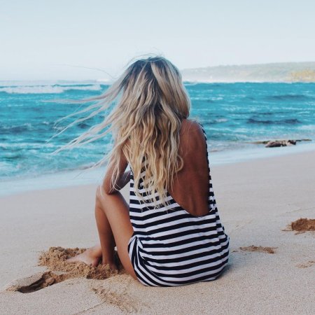 Блондинка на море