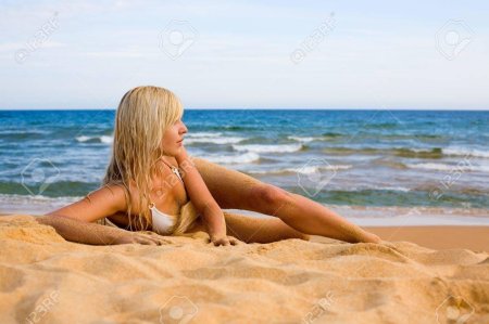 Блондинка лежит на пляже