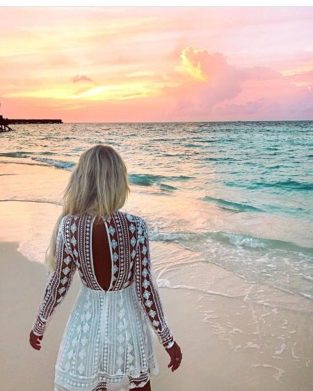 Блондинка на море