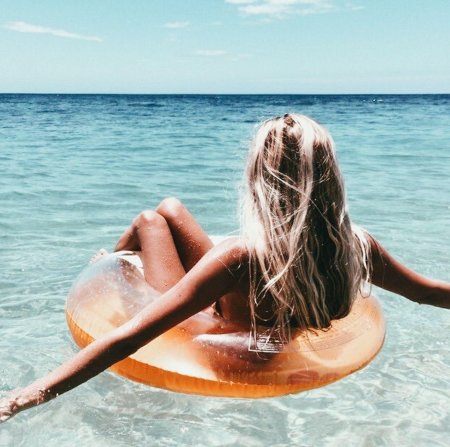 Блондинка на море со спины