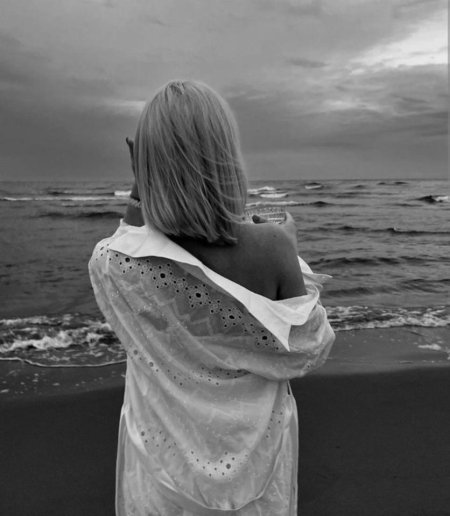 Блондинка с каре со спины