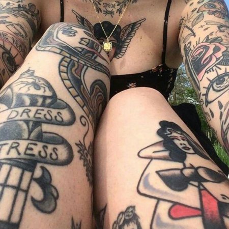 Девушка с тату адреналин на правой руке