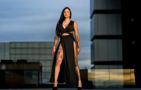 Девушка в сексуальном платье