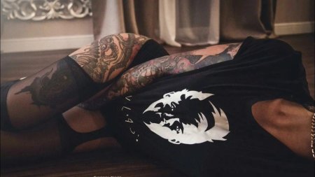 Девушка с тату