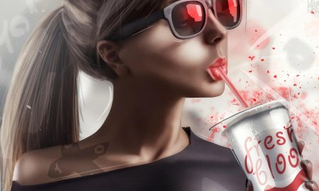 Девушка с коктейлем