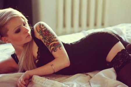 Блондинка с тату