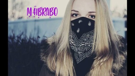 Девушка в маске