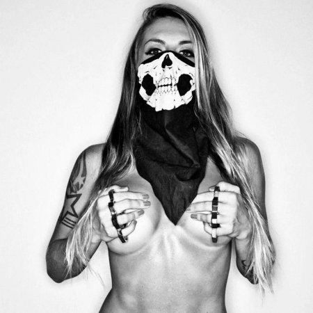 Девушка в маске черепа