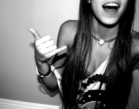 Картинки где девушка показывает фак