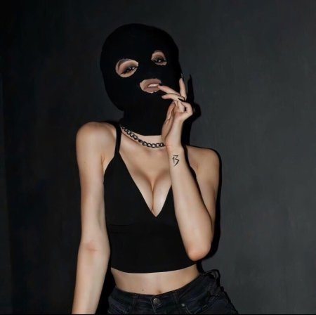 Девушка в Балаклаве