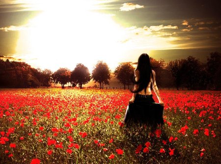 Девушка в поле со спины