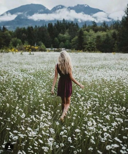 Красивые девушки на природе спиной