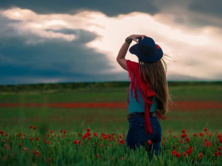 Девушка в поле