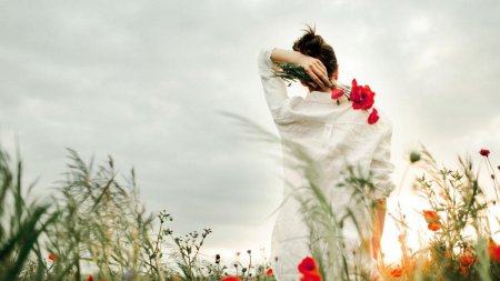 Девушка со спины с цветами