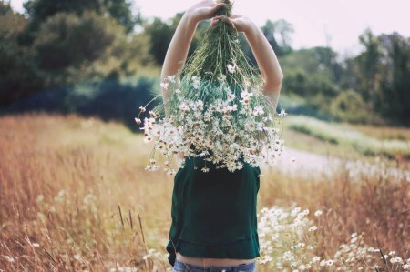 Девушка с ромашками