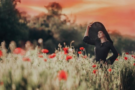 Девушка в поле