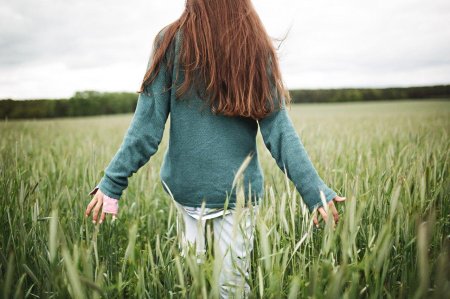 Девушка в поле