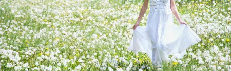 Девушка с ромашками