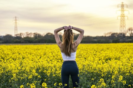 Девушка в поле