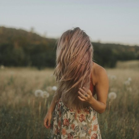 Девушка в поле