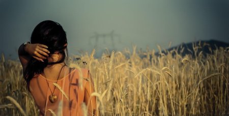 Девушка брюнетка в поле