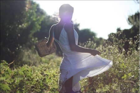 Девушка кружится в платье