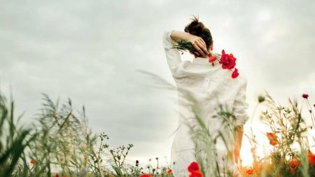 Девушка в маковом поле