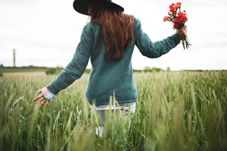 Девушка в поле