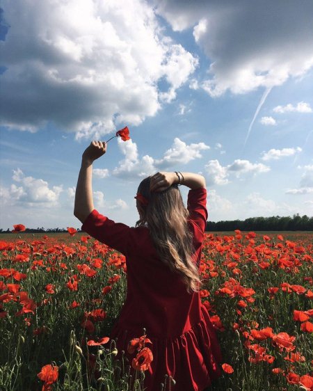 Девушка в поле