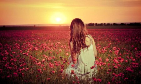 Девушка в поле