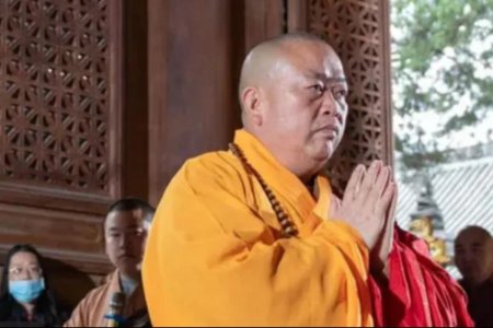 Настоятель шаолиньского монастыря ши юнсинь