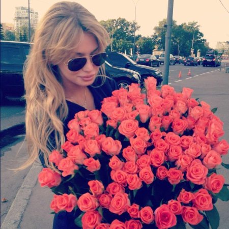 Блондинка с цветами