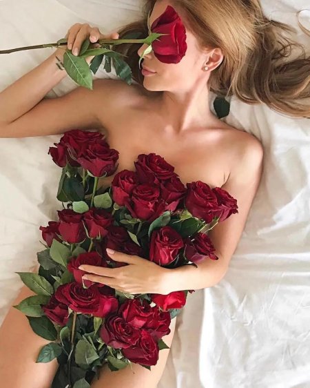 Девушка с розой