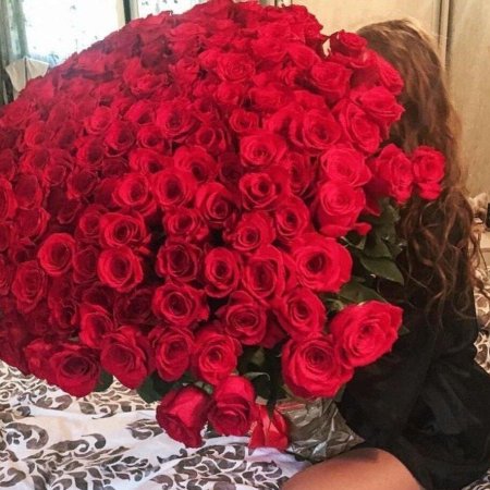 Девушка с букетом роз