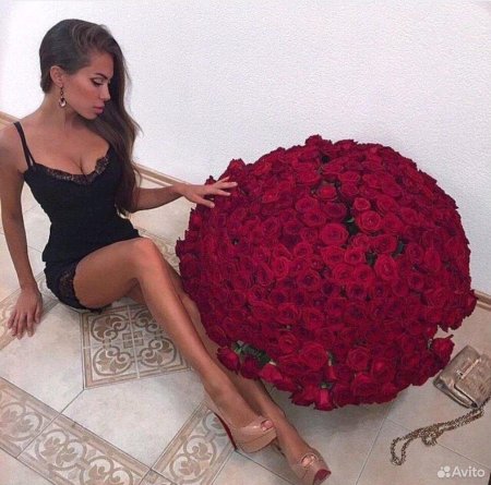 Девушка с огромным букетом