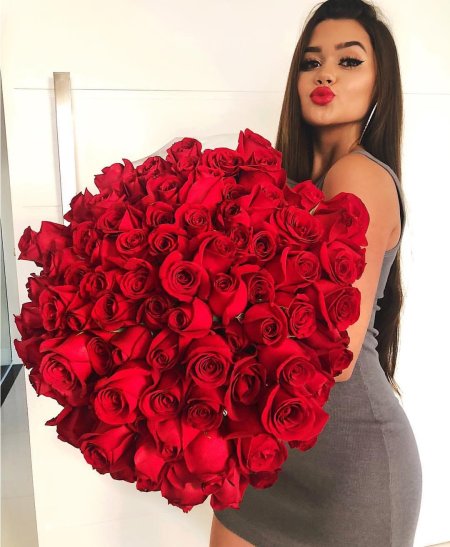 Девушка с букетом роз