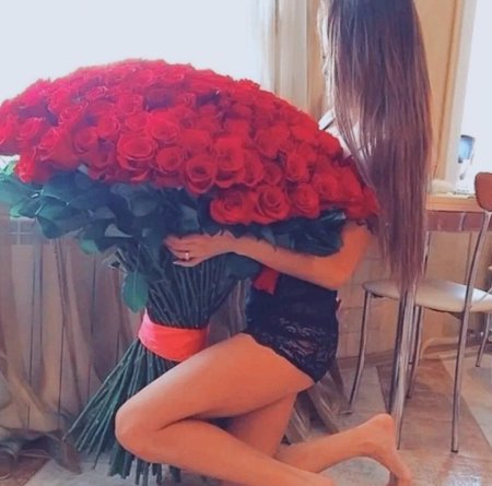 Девушка с букетом роз