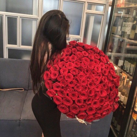 Брюнетка с букетом