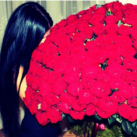 Брюнетка с цветами без лица