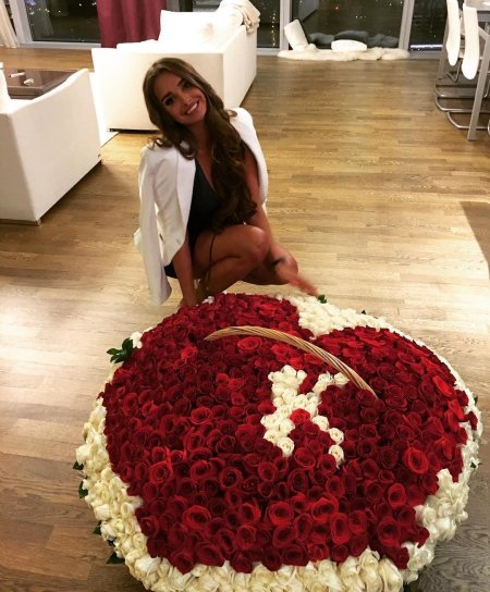 101 Роза и девушка