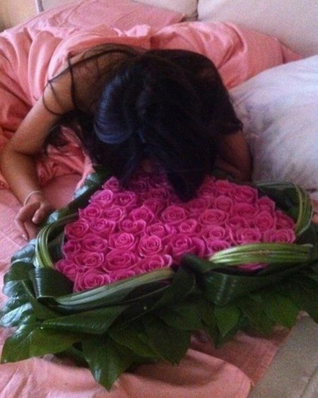 Брюнетка с букетом