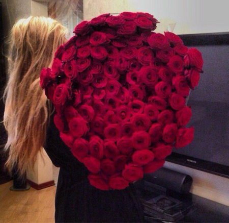 Девушка с букетом роз