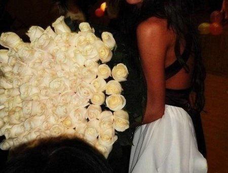 Девушка с букетом роз